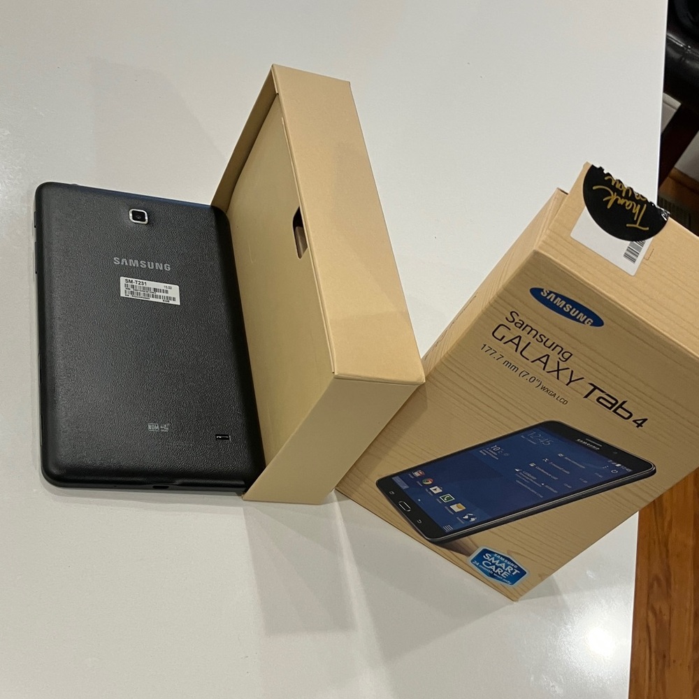 Samsung Galaxy Tab 4 Tablet in Black with Original Box - Picture 2 of 5